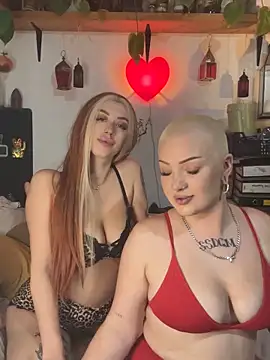 Snapshot of liquidxlogan chatting on 10.13.25 liquidxlogan online show from 10.13.25