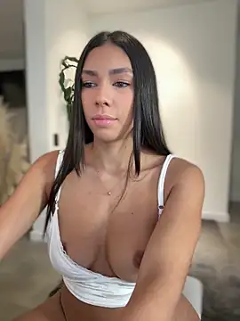 Snapshot of EllaSanz_ chatting on 10.10.25 EllaSanz online show from 10.10.25