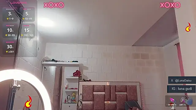 Snapshot of LunaGudi chatting on 10.06.25 LunaGudi online show from 10.06.25