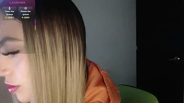 Snapshot of Sophi-tayson chatting on 10.04.25 Sophi-tayson online show from 10.04.25