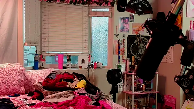 Snapshot of MissRomero chatting on 09.23.25 MissRomero online show from 09.23.25