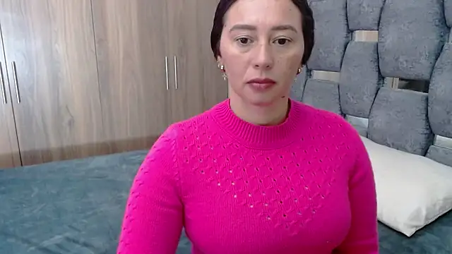 Snapshot of sara_hott_1 chatting on 12.27.24 sara hott 1 online show from 12.27.24