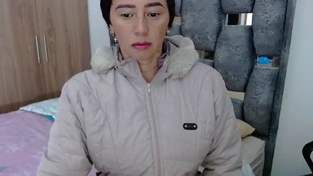 Snapshot of sara_hott_1 chatting on 01.11.25 sara hott 1 online show from 01.11.25