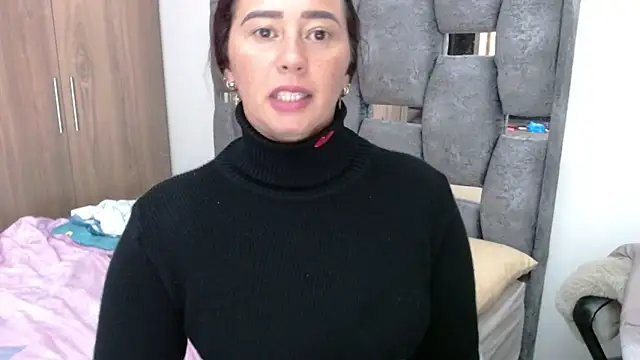 Snapshot of sara_hott_1 chatting on 01.11.25 sara hott 1 online show from 01.11.25