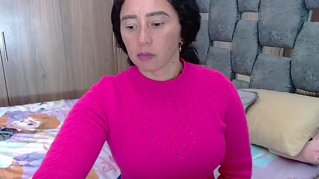 Snapshot of sara_hott_1 chatting on 01.28.25 sara hott 1 online show from 01.28.25