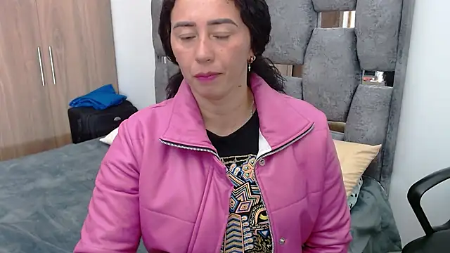 Snapshot of sara_hott_1 chatting on 02.21.25 sara hott 1 online show from 02.21.25