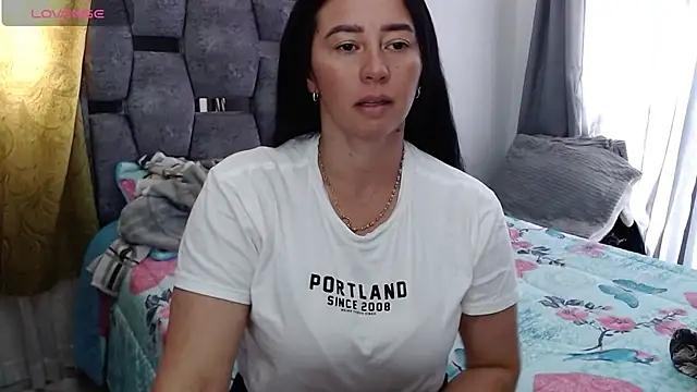 Snapshot of sara_hott_1 chatting on 10.16.25 sara hott 1 online show from 10.16.25