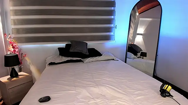 MERIDA TAYLOR online show from 12.03.25