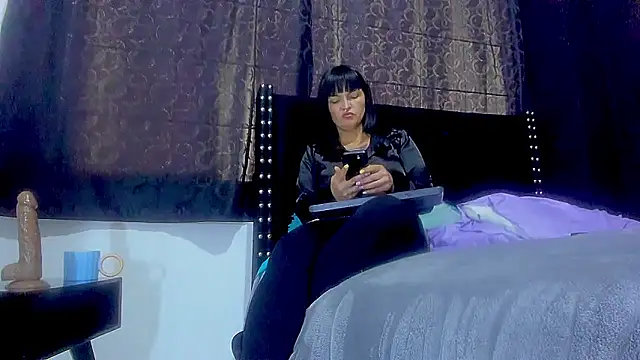 Snapshot of amareto_queen chatting on 09.30.25 amareto queen online show from 09.30.25