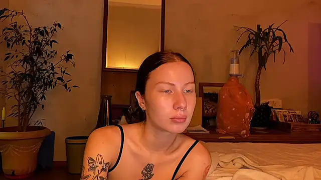 Snapshot of elfess chatting on 09.16.25 elfess online show from 09.16.25