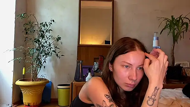 Snapshot of elfess chatting on 09.18.25 elfess online show from 09.18.25