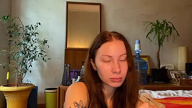 Snapshot of elfess chatting on 09.26.25 elfess online show from 09.26.25