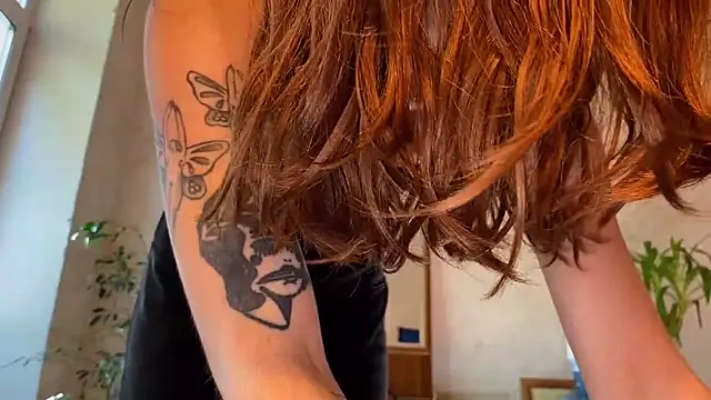 Snapshot of elfess chatting on 09.29.25 elfess online show from 09.29.25