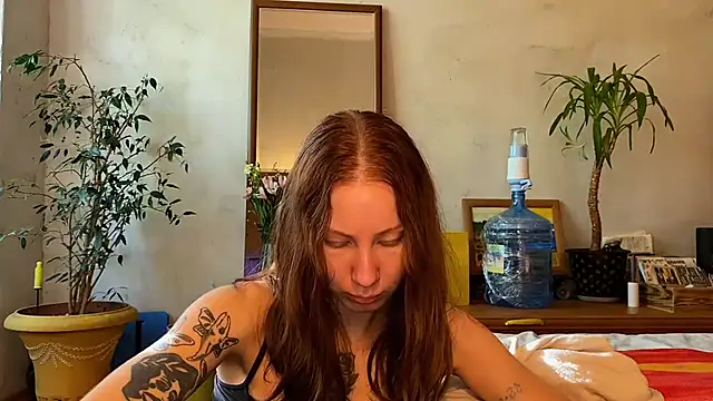 Snapshot of elfess chatting on 09.30.25 elfess online show from 09.30.25