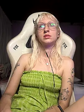 Snapshot of bunnydark00 chatting on 11.06.25 bunnydark00 online show from 11.06.25