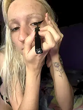 Snapshot of bunnydark00 chatting on 11.13.25 bunnydark00 online show from 11.13.25