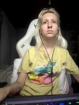 Snapshot of bunnydark00 chatting on 11.18.25 bunnydark00 online show from 11.18.25