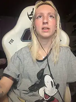 Snapshot of bunnydark00 chatting on 11.19.25 bunnydark00 online show from 11.19.25