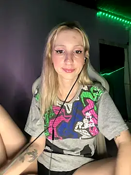 Snapshot of bunnydark00 chatting on 12.04.25 bunnydark00 online show from 12.04.25