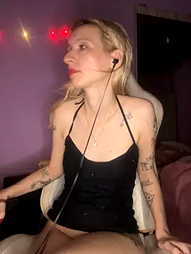 Snapshot of bunnydark00 chatting on 12.13.25 bunnydark00 online show from 12.13.25