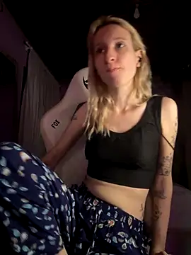 Snapshot of bunnydark00 chatting on 12.20.25 bunnydark00 online show from 12.20.25