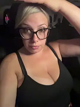 Snapshot of EvaWelly chatting on 06.27.26 EvaWelly online show from 06.27.26