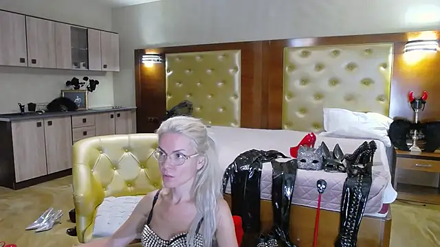 Snapshot of DomCaprisse chatting on 09.17.25 DomCaprisse online show from 09.17.25