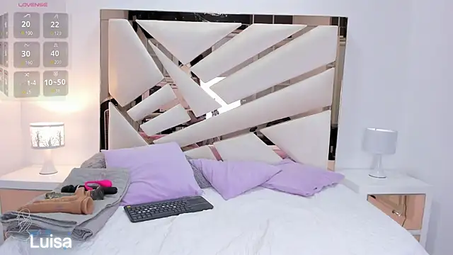 Snapshot of Naughty__Mom chatting on 01.09.25 Naughty Mom online show from 01.09.25