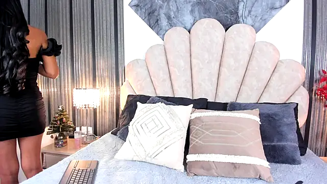 Snapshot of Naughty__Mom chatting on 12.16.25 Naughty Mom online show from 12.16.25