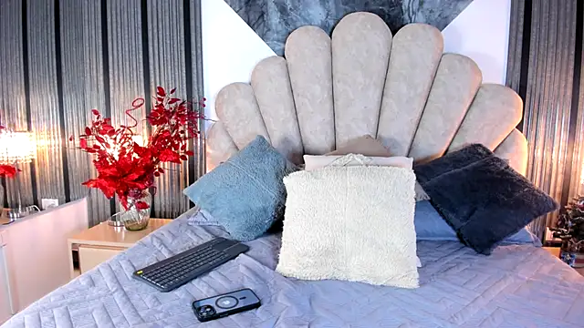 Snapshot of Naughty__Mom chatting on 01.06.26 Naughty Mom online show from 01.06.26