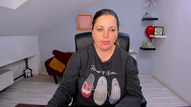 LollaGirl online show from 03.25.26