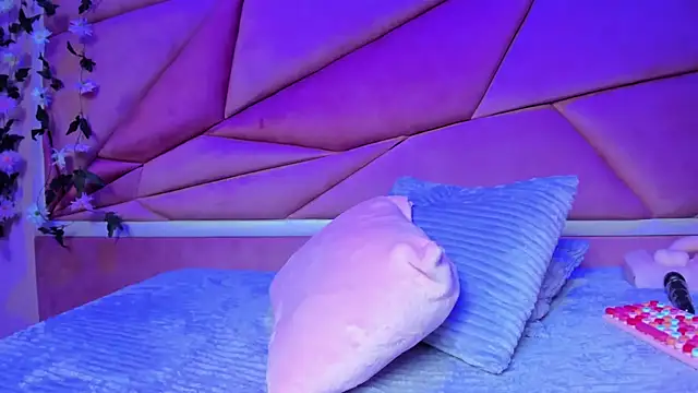 Snapshot of luna_miler_ chatting on 10.29.25 luna miler  online show from 10.29.25