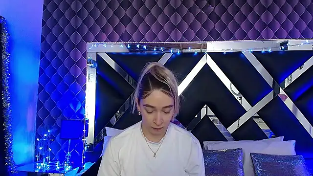 victoriaa lee  online show from 01.08.26