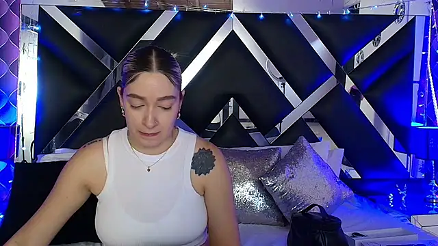 Snapshot of victoriaa_lee_ chatting on 05.11.26 victoriaa lee online show from 05.11.26