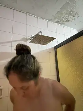 Snapshot of gabiTetas chatting on 10.28.25 gabiTetas online show from 10.28.25