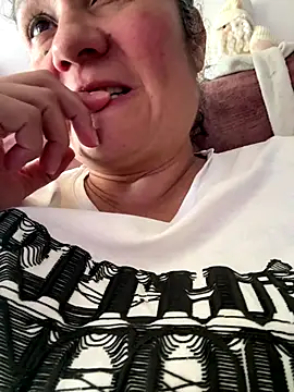 Snapshot of gabiTetas chatting on 12.19.25 gabiTetas online show from 12.19.25