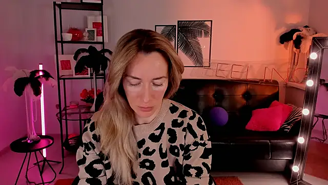 Snapshot of RebeccaMartinez chatting on 01.23.25 RebeccaMartinez online show from 01.23.25