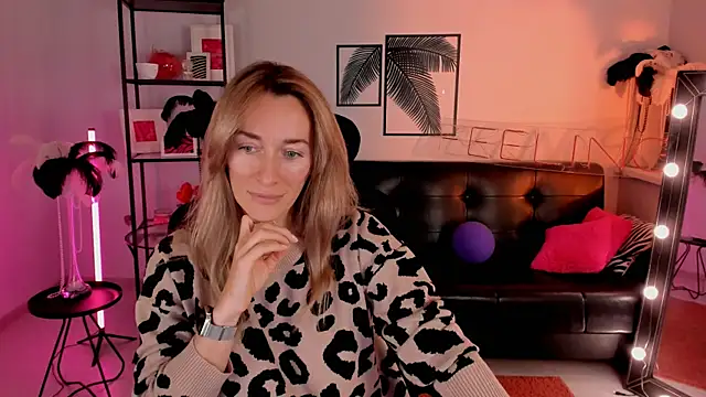 Snapshot of RebeccaMartinez chatting on 01.23.25 RebeccaMartinez online show from 01.23.25