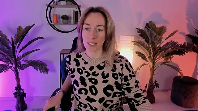 Snapshot of RebeccaMartinez chatting on 01.24.25 RebeccaMartinez online show from 01.24.25