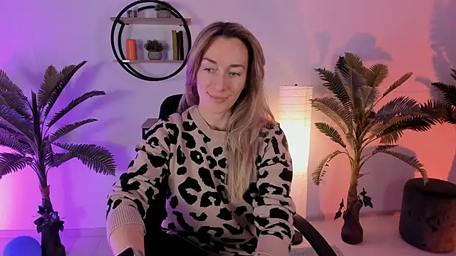 Snapshot of RebeccaMartinez chatting on 01.24.25 RebeccaMartinez online show from 01.24.25