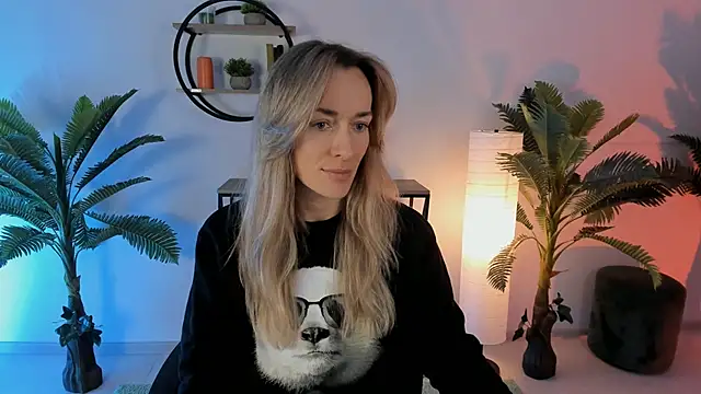 Snapshot of RebeccaMartinez chatting on 01.25.25 RebeccaMartinez online show from 01.25.25