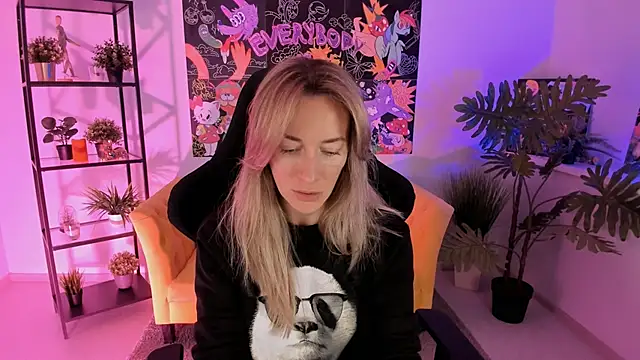 Snapshot of RebeccaMartinez chatting on 01.26.25 RebeccaMartinez online show from 01.26.25