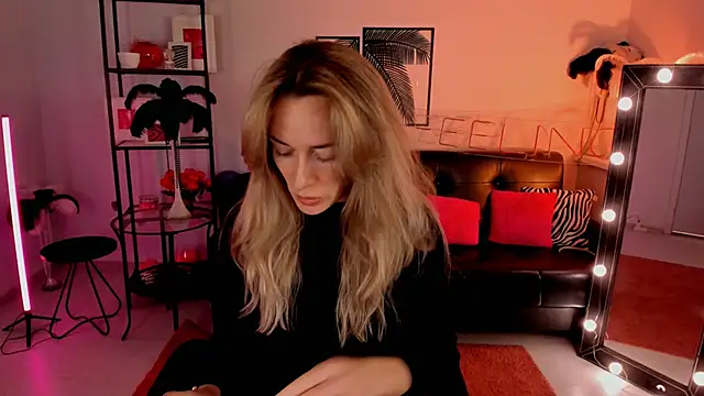 Snapshot of RebeccaMartinez chatting on 01.27.25 RebeccaMartinez online show from 01.27.25