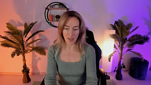 Snapshot of RebeccaMartinez chatting on 01.30.25 RebeccaMartinez online show from 01.30.25