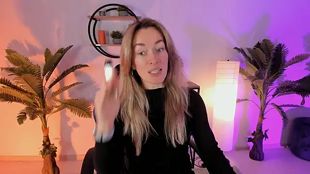 Snapshot of RebeccaMartinez chatting on 01.31.25 RebeccaMartinez online show from 01.31.25