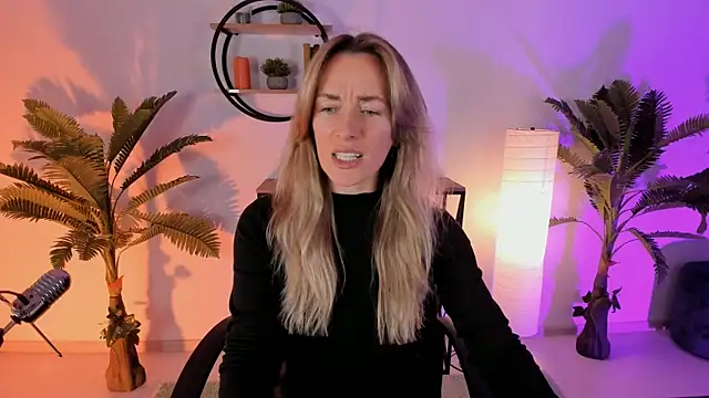 Snapshot of RebeccaMartinez chatting on 01.31.25 RebeccaMartinez online show from 01.31.25