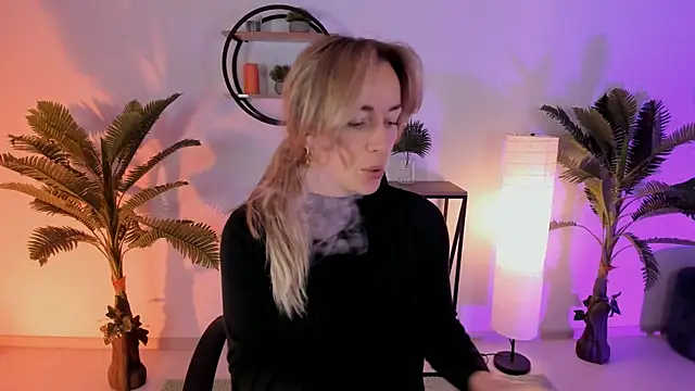 Snapshot of RebeccaMartinez chatting on 02.01.25 RebeccaMartinez online show from 02.01.25