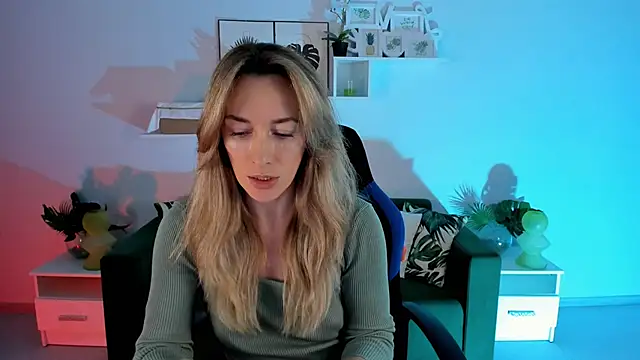 Snapshot of RebeccaMartinez chatting on 02.02.25 RebeccaMartinez online show from 02.02.25