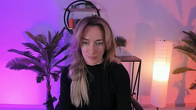 Snapshot of RebeccaMartinez chatting on 02.06.25 RebeccaMartinez online show from 02.06.25