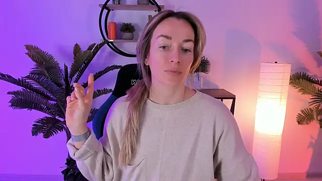 Snapshot of RebeccaMartinez chatting on 02.07.25 RebeccaMartinez online show from 02.07.25